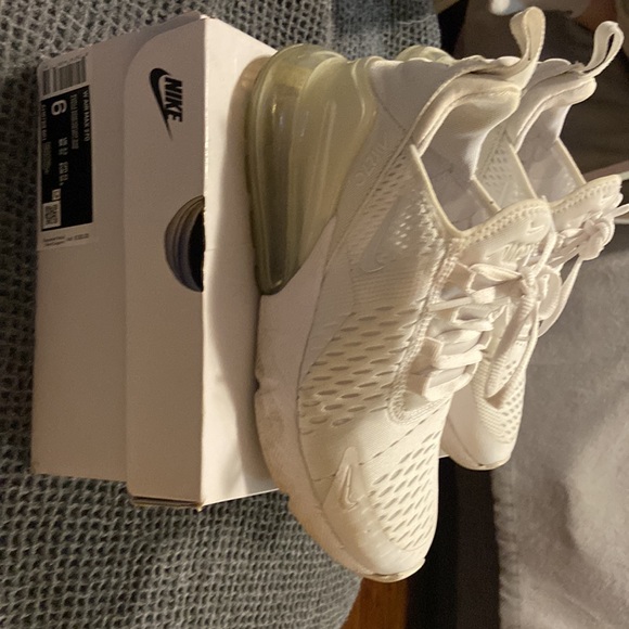 White Nike Air Max 270 size 4Y 5.5 W - Picture 2 of 3